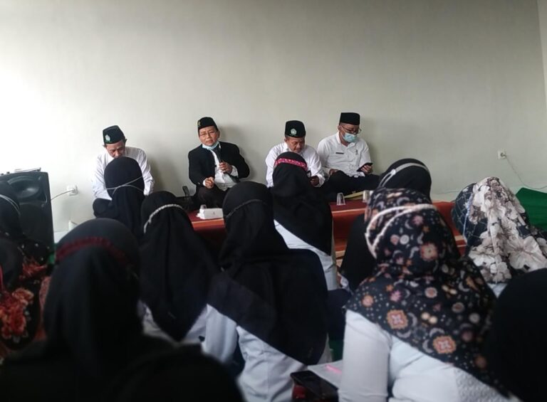 PENGAWAS MADRASAH LAKUKAN PEMBINAAN GURU DI MIN 4 JOMBANG