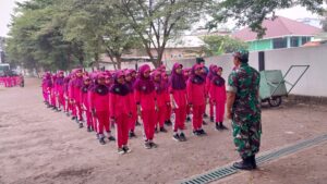 Siswa MIN 4 Jombang Gelar Latihan Baris Berbaris Bersama Koramil 0814-13 Peterongan