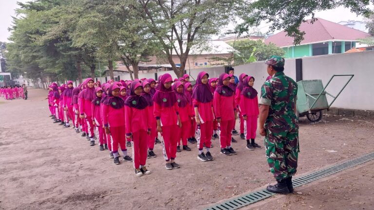 Siswa MIN 4 Jombang Gelar Latihan Baris Berbaris Bersama Koramil 0814-13 Peterongan