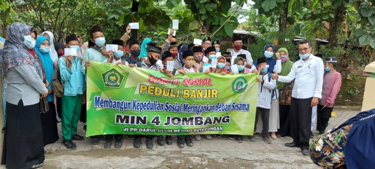 Peduli Banjir Bandarkedungmulyo, MIN 4 Jombang Berikan Bantuan Kemanusiaan