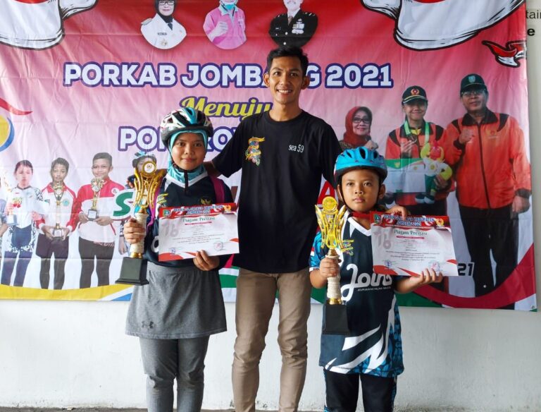 SISWA MIN 4 JOMBANG RAIH JUARA 1 SKATE CROSS MAN JUNIOR