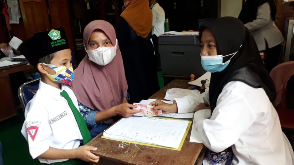 MIN 4 Jombang lakukan Pencairan dana bantuan Program Indonesia Pintar (PIP) tahap 2 2021