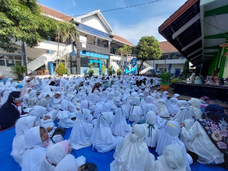 MIN 4 jombang Peringati Hari Guru dengan Istighosah