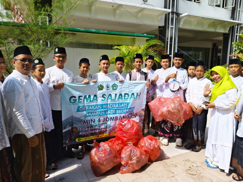 Gerakan Madrasah – Sampah Jadi Sedekah (GEMA SAJADAH) Bakti Santri untuk Negeri di MIN 4 Jombang