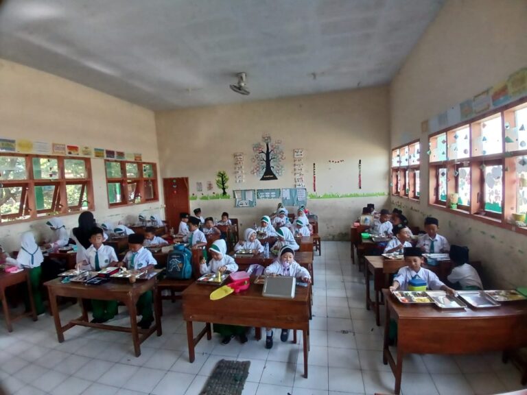 Program Makan Bergizi Gratis di MIN 4 Jombang Berjalan Tertib dan Lancar