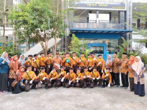 Sapu Bersih Gelar Utama, MIN 4 Jombang Borong Juara Lomba Gerak Jalan Kecamatan Peterongan